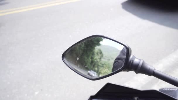 Многие Автомобили Проходящие Сельской Дороге Видны Зеркала Заднего Вида Мотоцикла — стоковое видео