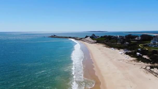 アメリカの熱帯砂の海岸線を襲う泡立つ海の波 空の景色 — ストック動画