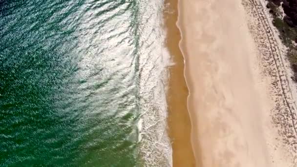 Tropischer Ozean Und Sandstrand Mit Luxusstadt Luftaufnahme — Stockvideo