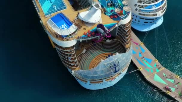 Drone Skott Akterut Wonder Seas Royal Caribbean Kryssningsfartyg Vid Kaj — Stockvideo