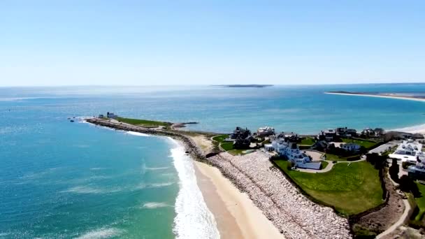 Luxe Kustplaats Omgeven Door Zandstrand Blauwe Oceaan Zonnige Dag Antenne — Stockvideo