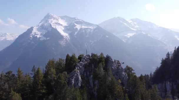 Drone Voa Círculo Torno Pico Montanha Com Belo Lago Thun — Vídeo de Stock