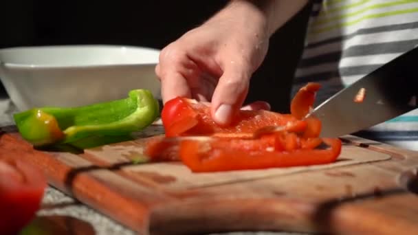 Pessoa Cortando Red Bell Pimenta Com Faca Tábua Corte Cozinha — Vídeo de Stock