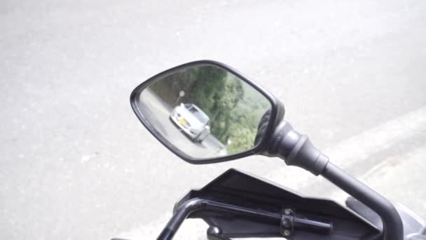 오토바이의 뒷모습에서 수있는 도로를 지나는 — 비디오