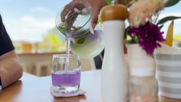 Kalter Schmetterling Erbsenblumentee Lila Wasser Ins Glas Gießen — Stockvideo