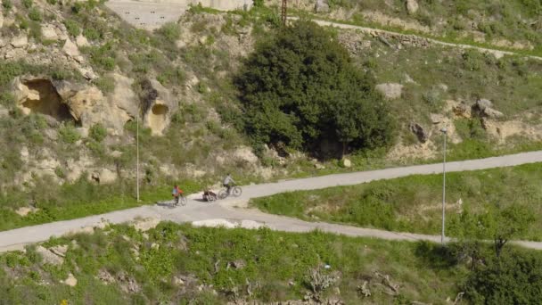 在西班牙的Chulilla小村庄 有两个人骑自行车在乡间公路上 — 图库视频影像