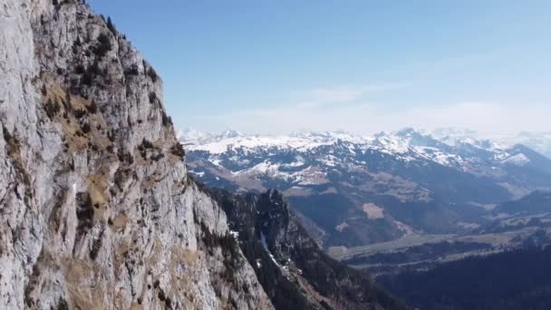 ドローンは険しい山の斜面を飛行します素晴らしい雪のスイスアルプスを背景に晴れた日には — ストック動画