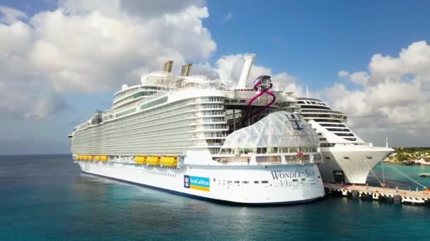 Drone Schot Van Wonder Seas Royal Caribbean Cruiseschip Aangemeerd Draaiend — Stockvideo