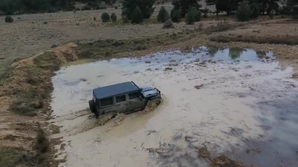 Offroad Car Crossing Water Puddle Pomalý Pohyb — Stock video