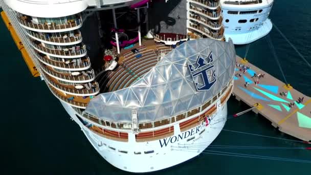 Восходящий Беспилотный Снимок Кормового Корабля Wonder Seas Royal Caribbean Причале — стоковое видео