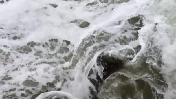 Ola Blanca Espuma Del Océano Golpeando Una Gran Roca Oscura — Vídeos de Stock