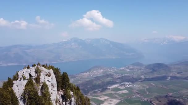 在天气好的情况下 环抱着美丽的图恩湖和背景为瑞士山脉的高山环行 — 图库视频影像