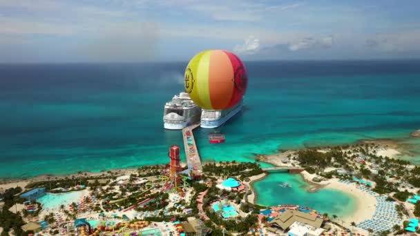 Drone Rotativo Largo Tiro Balão Quente Primeiro Plano Ilha Cococay — Vídeo de Stock