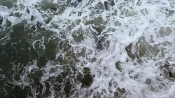 暗い水の波の表面と質感のクローズアップ — ストック動画