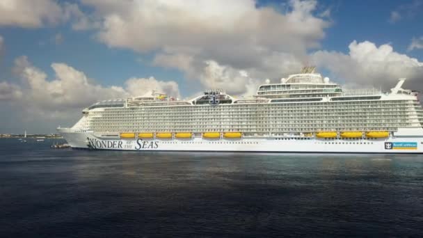 Κηφήνας Πλάνο Του Κρουαζιερόπλοιου Wonder Seas Royal Caribbean Αγκυροβολημένο Περιστρεφόμενο — Αρχείο Βίντεο