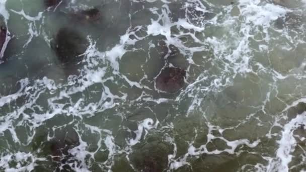 Strzał Zwolnionym Tempie Wody Oceanicznej Przepływającej Przez Skały — Wideo stockowe