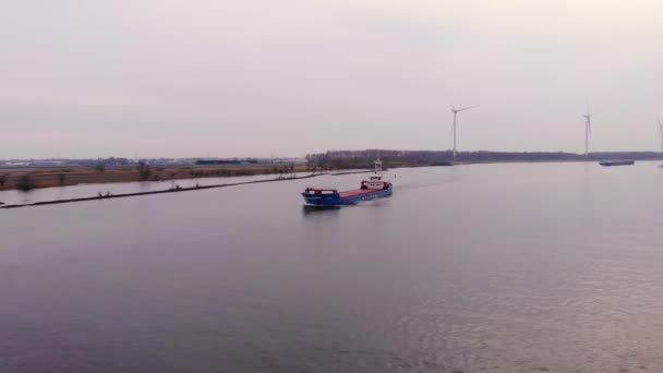 Aerial Dolly Forward Oude Maas Con Turbinas Viento Inmóviles Buque — Vídeos de Stock