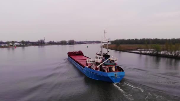 Aerial Dolly Μετά Stern Της Torpo Φορτηγό Πλοίο Πλησιάζει Bend — Αρχείο Βίντεο
