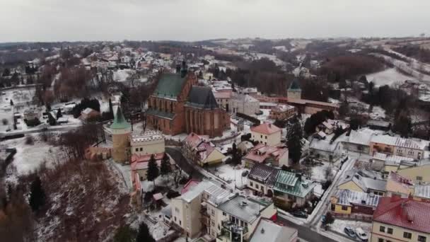Historische Architektur Der Stadt Biecz Mit Mittelalterlicher Kirche — Stockvideo