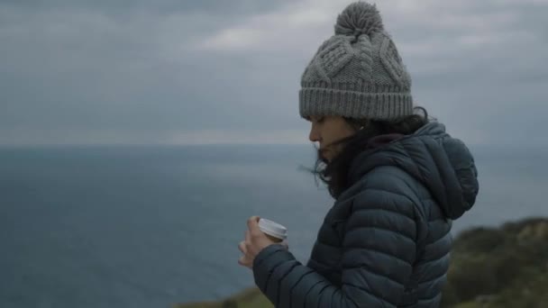 Молода Жінка Яка Полюбляє Каву Роздумує Над Морським Узбережжям Холодний — стокове відео