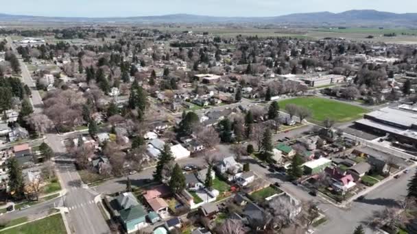 Cinematic Aerial Drone Dolly Out Footage City Ellensburg Kittitas County — Vídeo de Stock