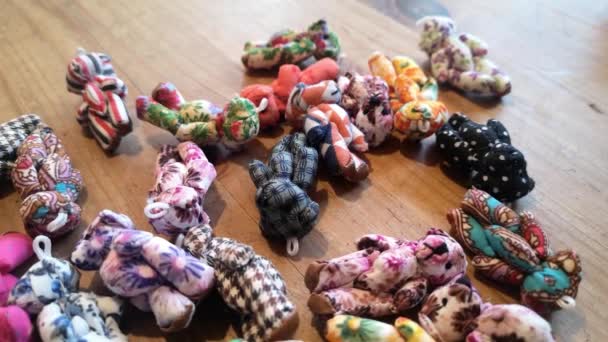Handgemaakte Kleurrijke Unieke Schattige Miniatuur Patroon Speelgoed Teddyberen Gedropt Houten — Stockvideo