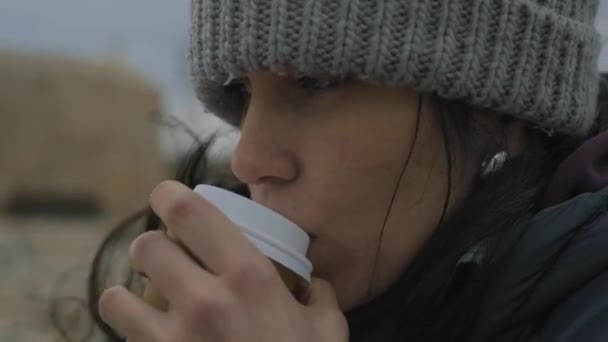 Zbliżenie Strzał Kontemplacyjne Kobiety Twarz Ciesząc Się Kawa Odkryty Zimno — Wideo stockowe
