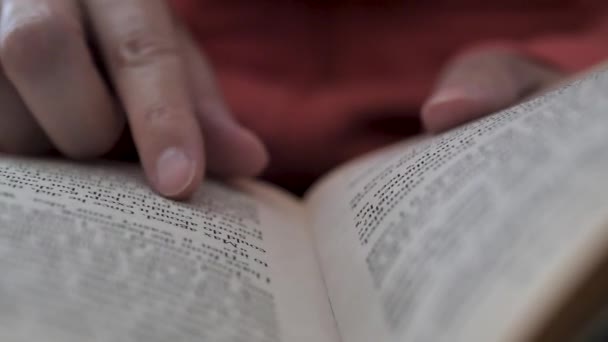 Mujer Joven Hojeando Las Páginas Libro Viejo Enfoque Selectivo Escena — Vídeo de stock