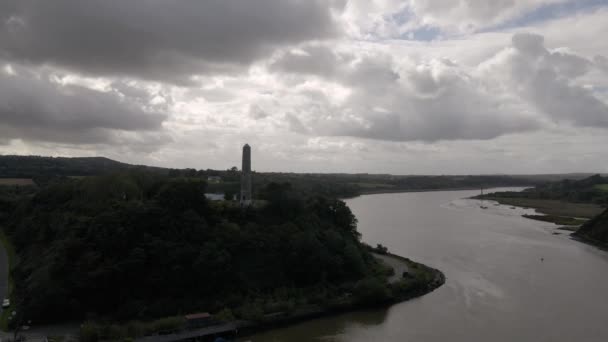 Dron Záběr Kulaté Věže Širokým Ústí Řeky Pozadí Zatažený Den — Stock video