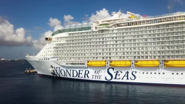 Drone Shot Wonder Seas Royal Caribbean Crucero Atracado Alejándose — Vídeo de stock