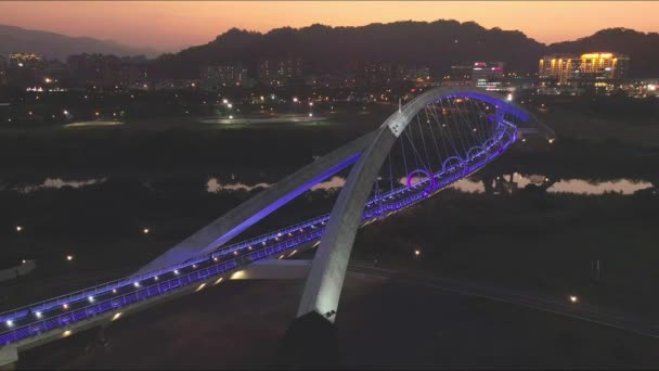 台湾松下后黄昏期间台北市华江上游人行天桥照明的航景 — 图库视频影像