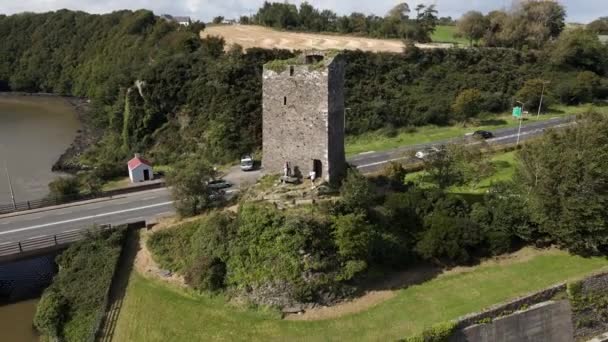 Drone Tiro Uma Antiga Ruína Castelo Revelando Uma Estrada Movimentada — Vídeo de Stock