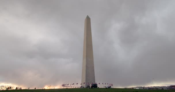 Washington Monument Waving American Flags Dramatic Cloudscape Background Ultra Wide — Vídeo de Stock