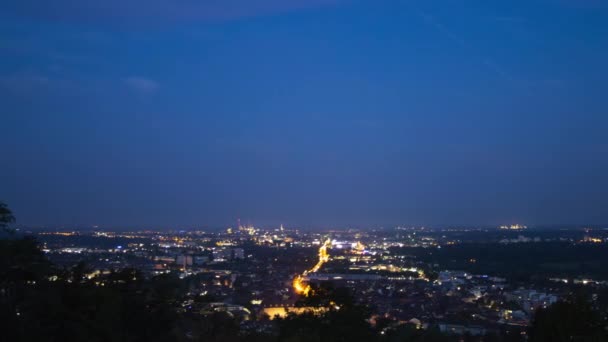 关于城市是如何觉醒的时光流逝的镜头 有许多灯 汽车和火车 蓝天布满了云彩 德国卡尔斯鲁厄夜以继日 — 图库视频影像