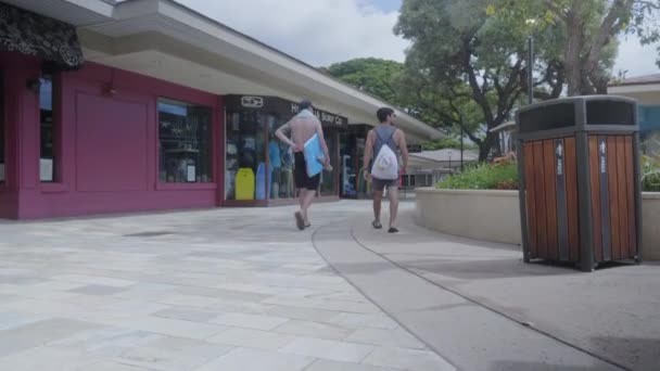 Baixo Ângulo Tiro Dois Homens Caminhando Através Centro Comercial Perto — Vídeo de Stock