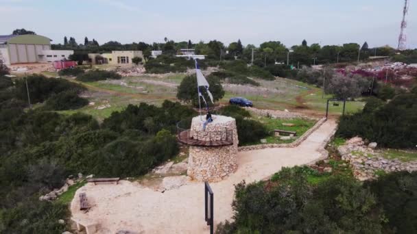 イスラエルの丘陵地帯を飛行するイスラエルの旗の空中後方への移動ショット Katzir — ストック動画