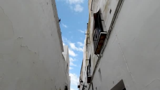 Pov Patrząc Górę Podczas Spaceru Wąskimi Uliczkami Miasta Niebieskim Niebem — Wideo stockowe
