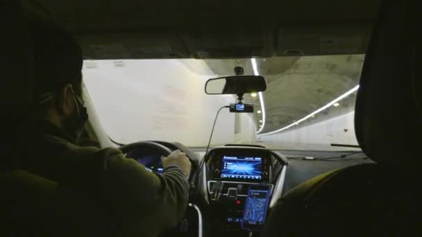 Taxikář Obličejovou Maskou Řidič Kabiny Tunel Seattlu Washington — Stock video