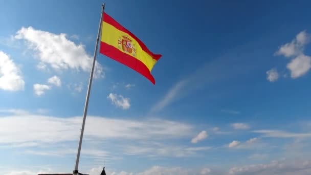 Hiszpańska Flaga Powiewa Wietrze Szeroki Strzał Pochylonym Góry — Wideo stockowe