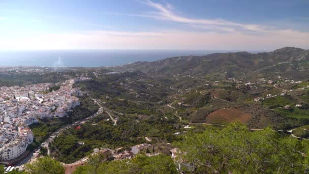 Vysoko Nad Panorama Pohled Zelenou Krajinu Bílou Vesnicí Oceánem — Stock video