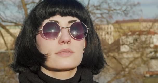 Portret Młodej Kobiety Ekstrawaganckim Makijażem Czarnymi Okularami Przystawiającymi Twarz Słońca — Wideo stockowe