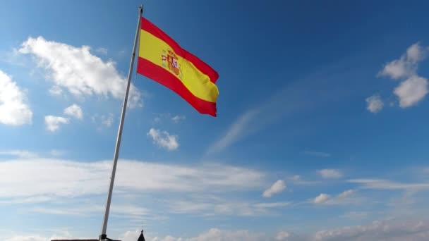Mooie Levendige Spaanse Vlag Zwaaiend Tegen Blauwe Bewolkte Lucht Slow — Stockvideo