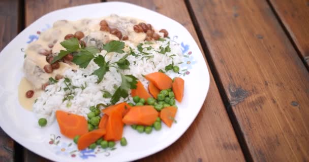 Top View Rice White Sauce Raisins Boiled Meat Carrots Peas — Video