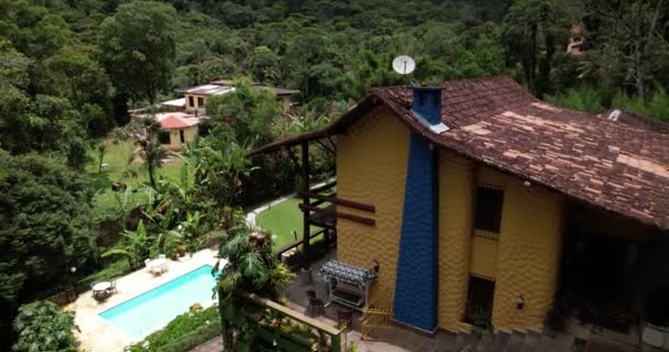 Colorful Resort Aerial Ascend Revealing Lush Tropical Garden Greenery Swimming — Stockvideo