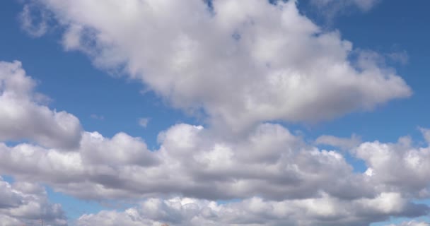 Λευκά Χνουδωτά Σύννεφα Στον Γαλάζιο Ουρανό Πάνω Από Την Ακτογραμμή — Αρχείο Βίντεο