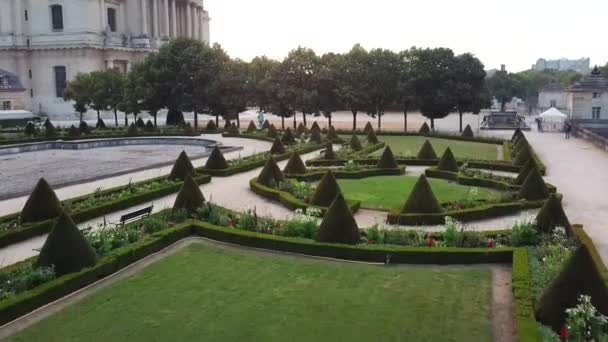 Jardín Abondance Decorativo Verde Frente Catedral San Luis Los Inválidos — Vídeos de Stock