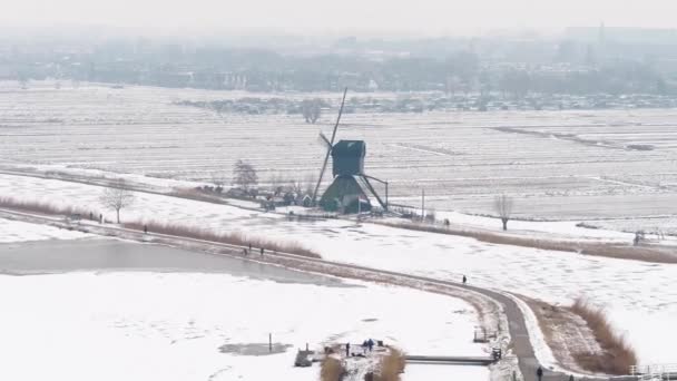 荷兰南部省份Kinderdijk村一座18世纪标志性风车附近冬季风景的不断移动的航拍镜头 英语中的 儿童堤坝 — 图库视频影像