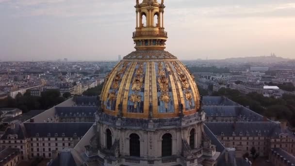 Luftaufnahme Kirche Mit Hoher Und Goldverzierter Kuppel Und Weitem Stadtbild — Stockvideo