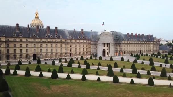 Aerial Moving Park Lawn Trees Paved Paths Front Large Complex — Vídeo de Stock