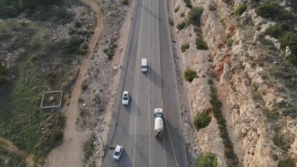 Aerial Fågel Öga Sköt Över Motorväg Väg Genom Granskog Träd — Stockvideo